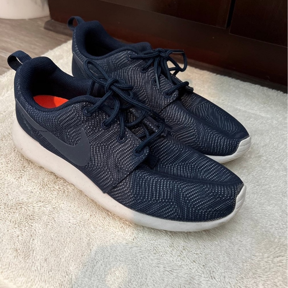 Navy blue Nike gym shoes with a white sole size 6 1/2. Have been worn